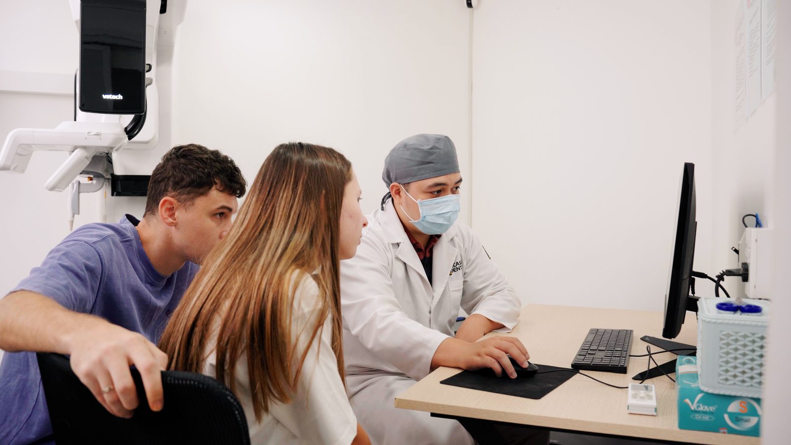 Patient consultation at Picasso Dental Da Nang Hoàng Diệu