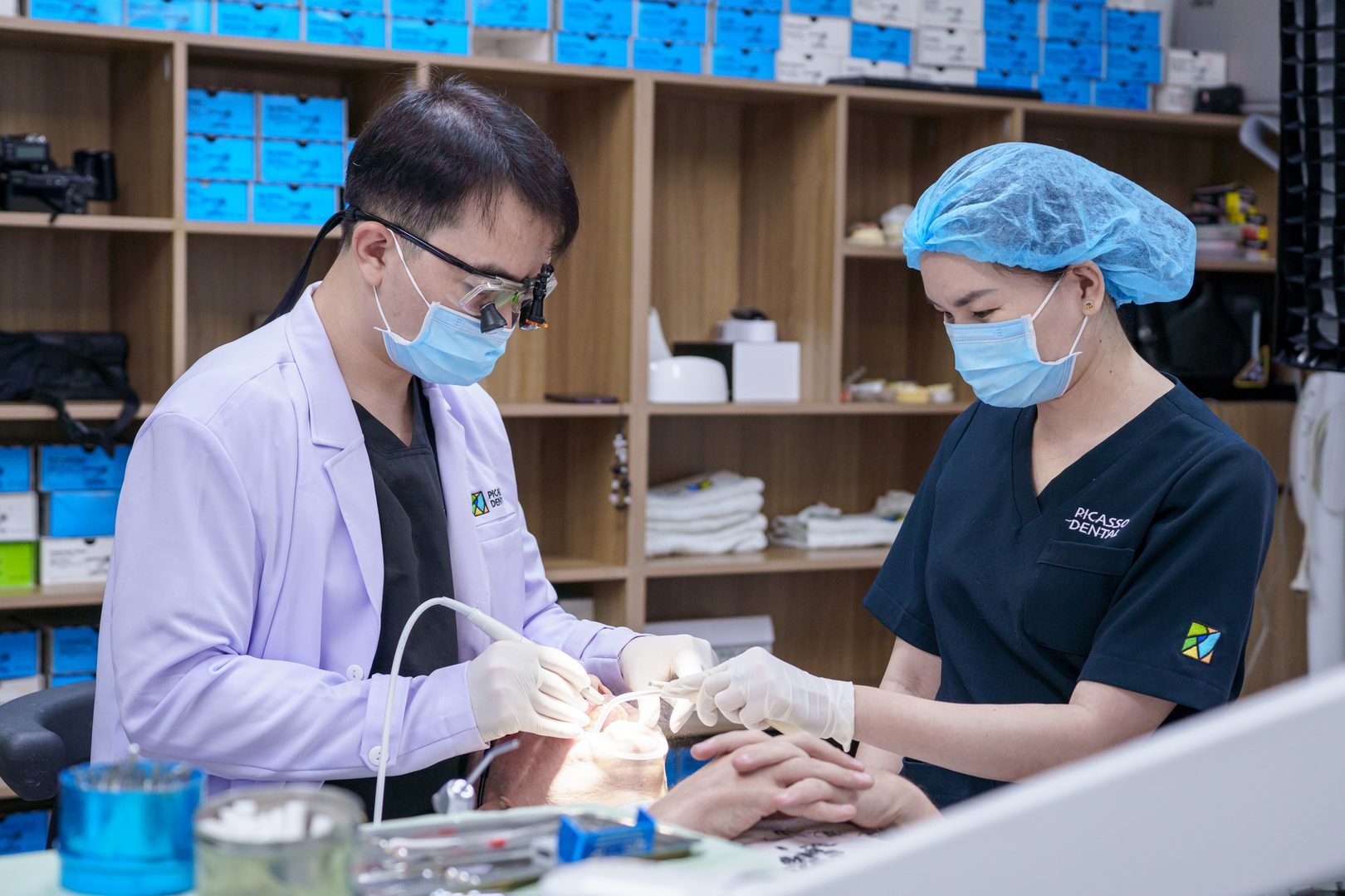 Doctor using surgical loupes during treatment at Picasso Dental Da Nang Hoàng Diệu
