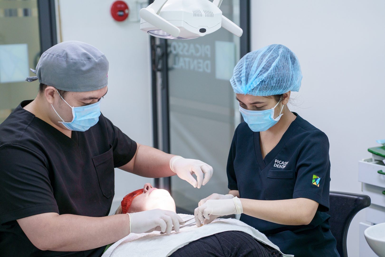 Two-dentist surgical procedure at Picasso Dental Da Nang Hoàng Diệu